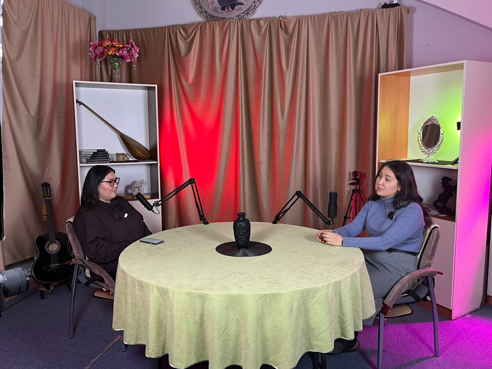 Халықаралық қатынастар факультетінде жаңа подкаст: «Байланыста ФМО» жобасының алғашқы эпизоды жарық көрді